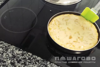 Фото приготовления рецепта: Картофельный омлет - шаг 4