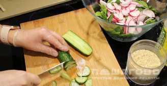 Фото приготовления рецепта: Салат со шпинатом и овощами - шаг 1