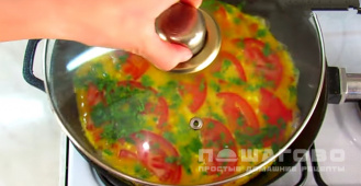 Фото приготовления рецепта: Омлет с овощами на сковороде - шаг 8