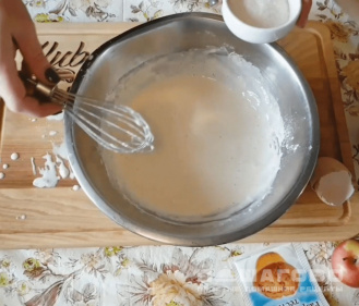 Фото приготовления рецепта: Яблочные панкейки сладкие американские оладьи - шаг 1