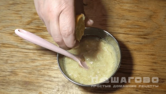 Фото приготовления рецепта: Салат с курицей и бананом - шаг 3