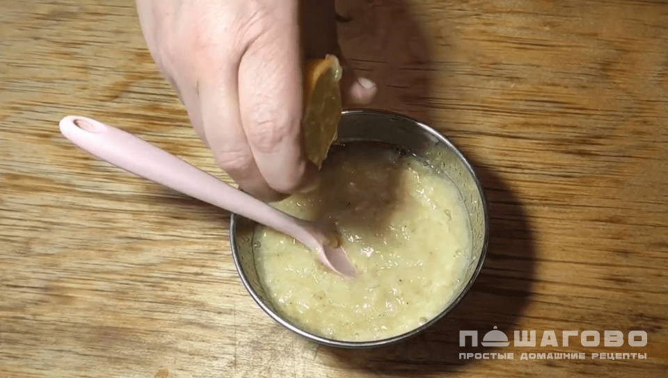 Фото приготовления рецепта: Салат с курицей и бананом - шаг 3