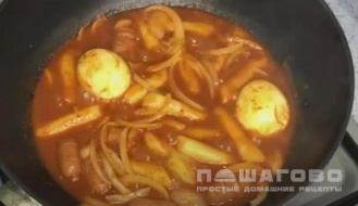 Фото приготовления рецепта: Корейские рисовые брусочки токпоки с сосисками, адаптированный рецепт - шаг 9