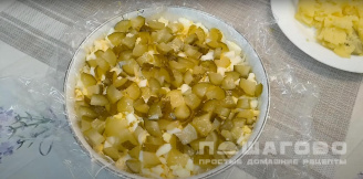 Фото приготовления рецепта: Салат «Грибная поляна» с консервированными шампиньонами - шаг 8