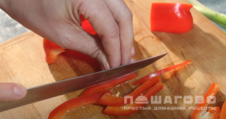 Фото приготовления рецепта: Фунчоза с овощами и морепродуктами - шаг 1