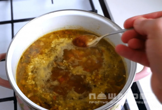 Фото приготовления рецепта: Сырный суп с грибами - шаг 6