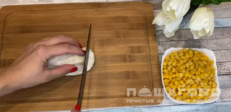 Фото приготовления рецепта: Салат из курицы с ананасами и кукурузой - шаг 2
