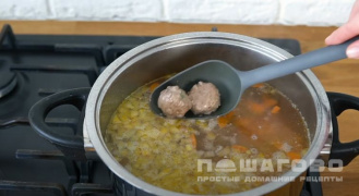 Фото приготовления рецепта: Суп с фрикадельками с рисом - шаг 13