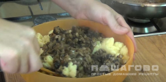 Фото приготовления рецепта: Осетинский пирог с грибами и картошкой - шаг 8