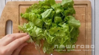 Фото приготовления рецепта: Огуречный салат с маслинами и сыром - шаг 1