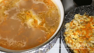 Фото приготовления рецепта: Суп с цветной капустой на курином бульоне - шаг 4