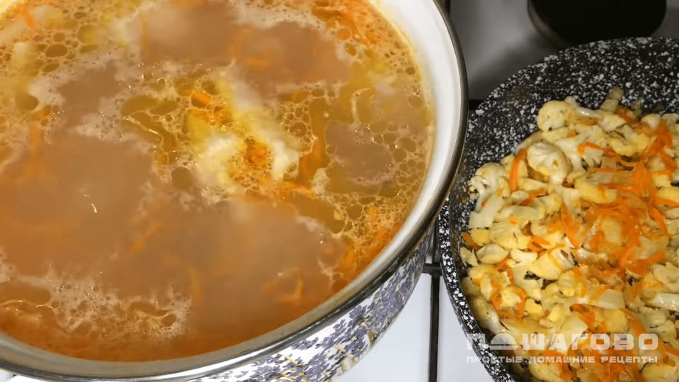 Фото приготовления рецепта: Суп с цветной капустой на курином бульоне - шаг 4