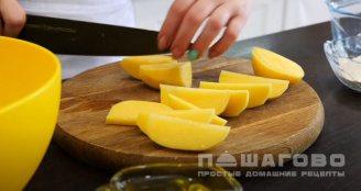 Фото приготовления рецепта: Хрустящие картофельные дольки в специях - шаг 1