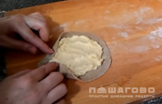 Фото приготовления рецепта: Калитки (карельские пирожки) с начинкой - шаг 5
