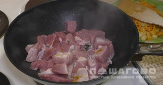 Фото приготовления рецепта: Гуляш из свинины с подливкой на сковороде - шаг 6