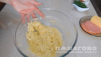Фото приготовления рецепта: Чебуреки из кабачков с сыром и ветчиной - шаг 1