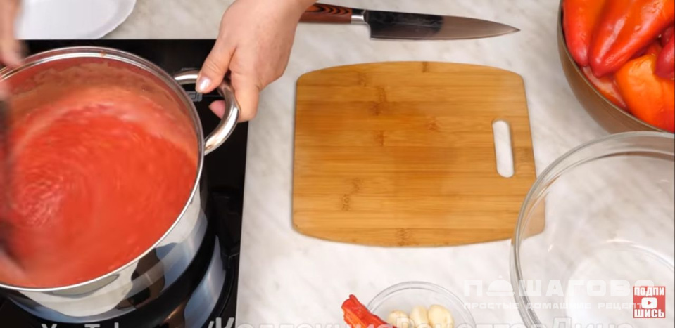 Фото приготовления рецепта: Вкусное лечо из сладкого и острого стручкового перца по-домашнему - шаг 4