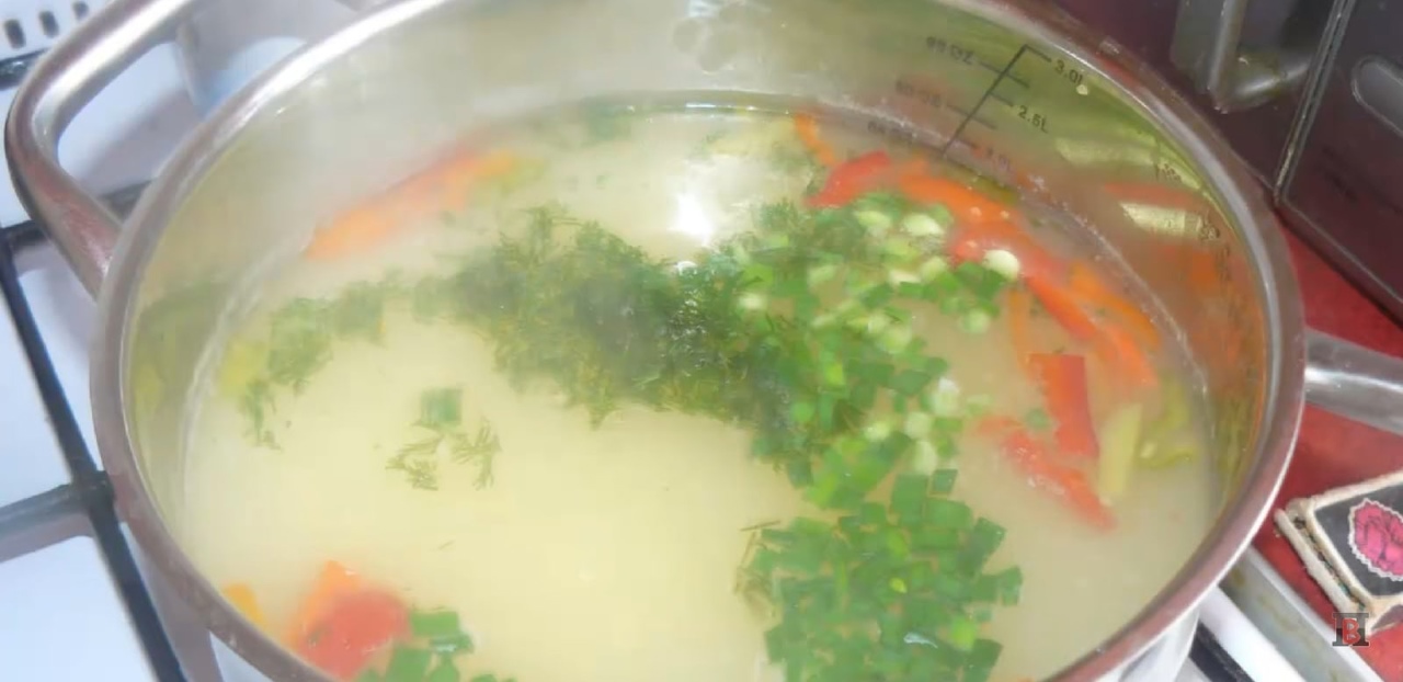 Фото приготовления рецепта: Куриный суп с кукурузной крупой - шаг 7