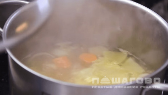 Фото приготовления рецепта: Сырный суп густой - шаг 2