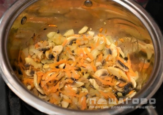 Фото приготовления рецепта: Быстрый грибной суп - шаг 2