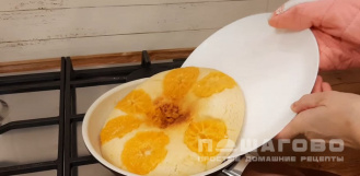 Фото приготовления рецепта: Мандариновый пирог на сковороде - шаг 4