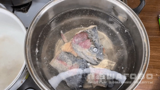 Фото приготовления рецепта: Рыбный суп из головы и хвоста форели - шаг 2