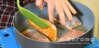Фото приготовления рецепта: Филе лосося с голландским соусом - шаг 4