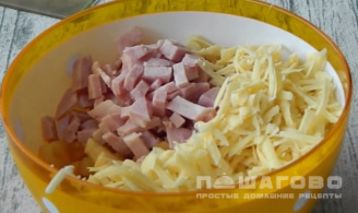 Фото приготовления рецепта: Итальянский салат с ветчиной, сыром и овощами - шаг 4