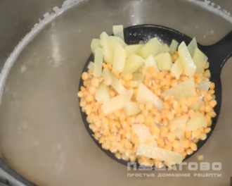Фото приготовления рецепта: Суп с чечевицей, картофелем и курицей - шаг 4