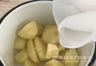 Фото приготовления рецепта: Толченка или толченая картошка - шаг 4