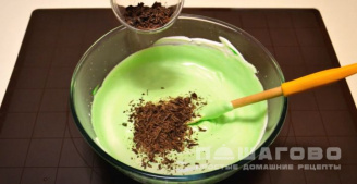 Фото приготовления рецепта: Мятное мороженое с шоколадной крошкой - шаг 5