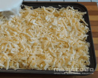 Фото приготовления рецепта: Картофельная запеканка с грибами и сыром - шаг 5