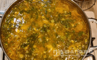 Фото приготовления рецепта: Суп с зеленым горошком с яйцом - шаг 3