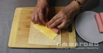 Фото приготовления рецепта: Сосиска в лаваше с сыром - шаг 3