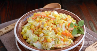 Фото приготовления рецепта: Салат с корейской морковью, курицей и пекинской капустой - шаг 11
