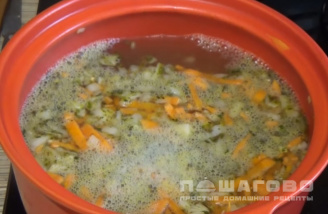 Фото приготовления рецепта: Вегетарианский суп из шпината свежего - шаг 3