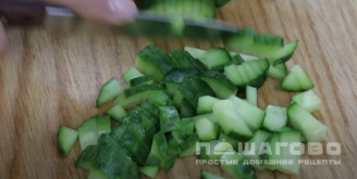 Фото приготовления рецепта: Нежный салат с копченой курицей и свежими огурцами - шаг 2