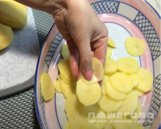 Фото приготовления рецепта: Картофельная запеканка с фаршем и сыром в духовке - шаг 1