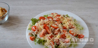 Фото приготовления рецепта: Салат с ветчиной, сухариками и листовым салатом - шаг 4