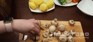 Фото приготовления рецепта: Грибное рагу с капустой в мультиварке - шаг 1