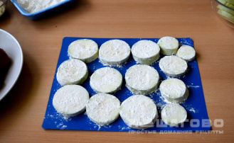Фото приготовления рецепта: Кабачки с помидорами и чесноком - шаг 2