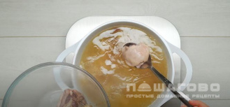 Фото приготовления рецепта: Куриный суп из бедрышек с домашней лапшой - шаг 8