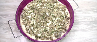 Фото приготовления рецепта: Заливной пирог с рыбной консервой - шаг 10