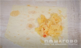 Фото приготовления рецепта: Рулет из лаваша с капустой в духовке - шаг 4