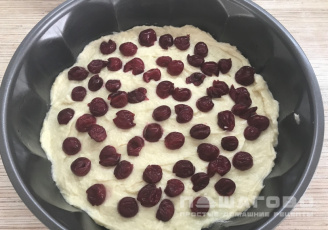 Фото приготовления рецепта: Заливной вишневый пирог - шаг 8