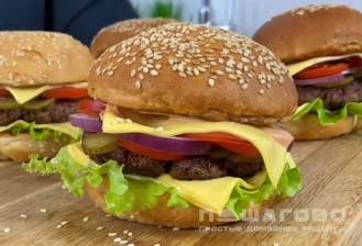 Фото приготовления рецепта: Домашние гамбургеры с маринованными огурцами - шаг 8