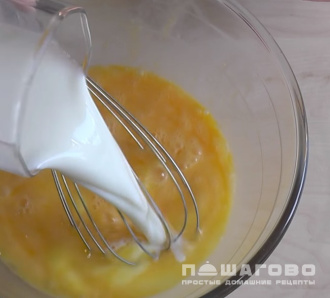 Фото приготовления рецепта: Яичница с шампиньонами, колбасками и сыром - шаг 1