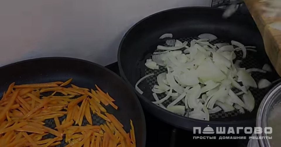 Фото приготовления рецепта: Салат со свининой и огурцами - шаг 5