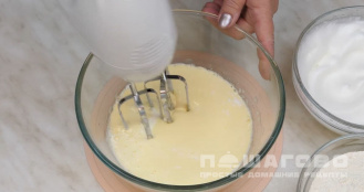 Фото приготовления рецепта: Классические панкейки на сковороде - шаг 3