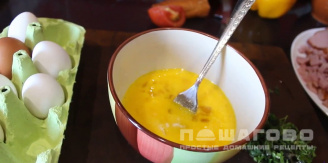 Фото приготовления рецепта: Яичница в перце с помидорами - шаг 1